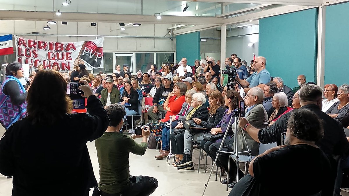 Ayer vivimos una noche donde el corazón se apretó para renovar la luchas por libertad e igualdad. Esa luchas, encarnadas por tantas y tantos compañeros. Gracias por acompañarnos @CosseCarolina @gonzacivila #JuanCastillo así como a todas y todos. ¡Habrá lucha y Presidenta! 🔴⚫️