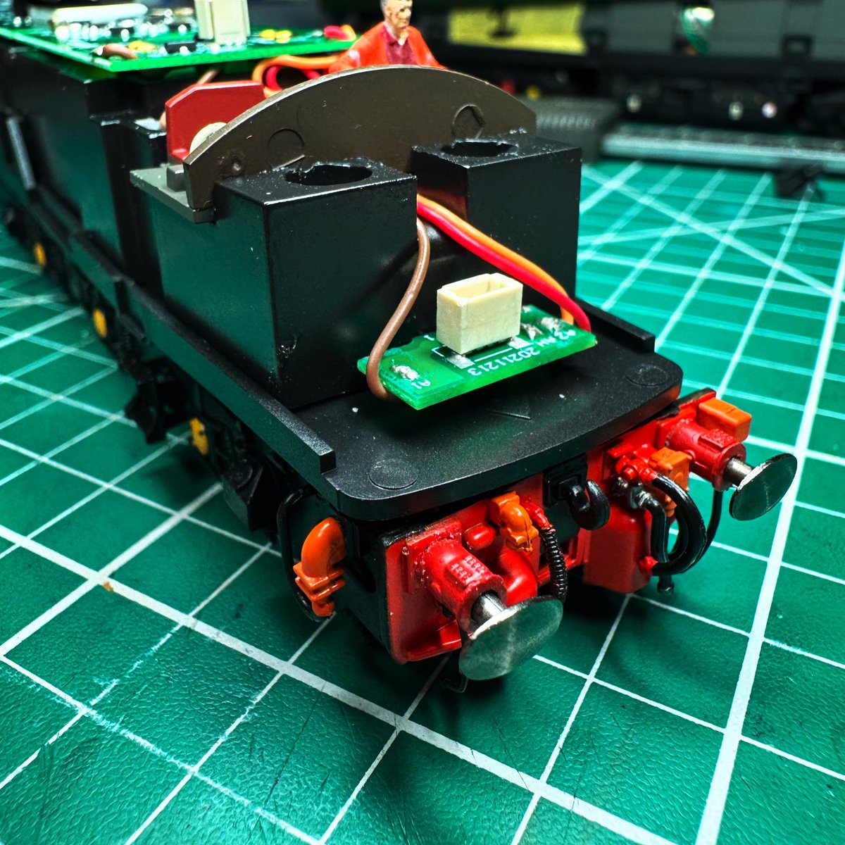 Big_Controller's tweet photo. It’s been a manic working week plus childminding duties - so just had 30 mins #speedmodelling - all four Hornby buffers and new driver glued n fitted to the Bachmann 40 #TMRGUK #IMRGUK https://t.co/Nkvx72AR9j