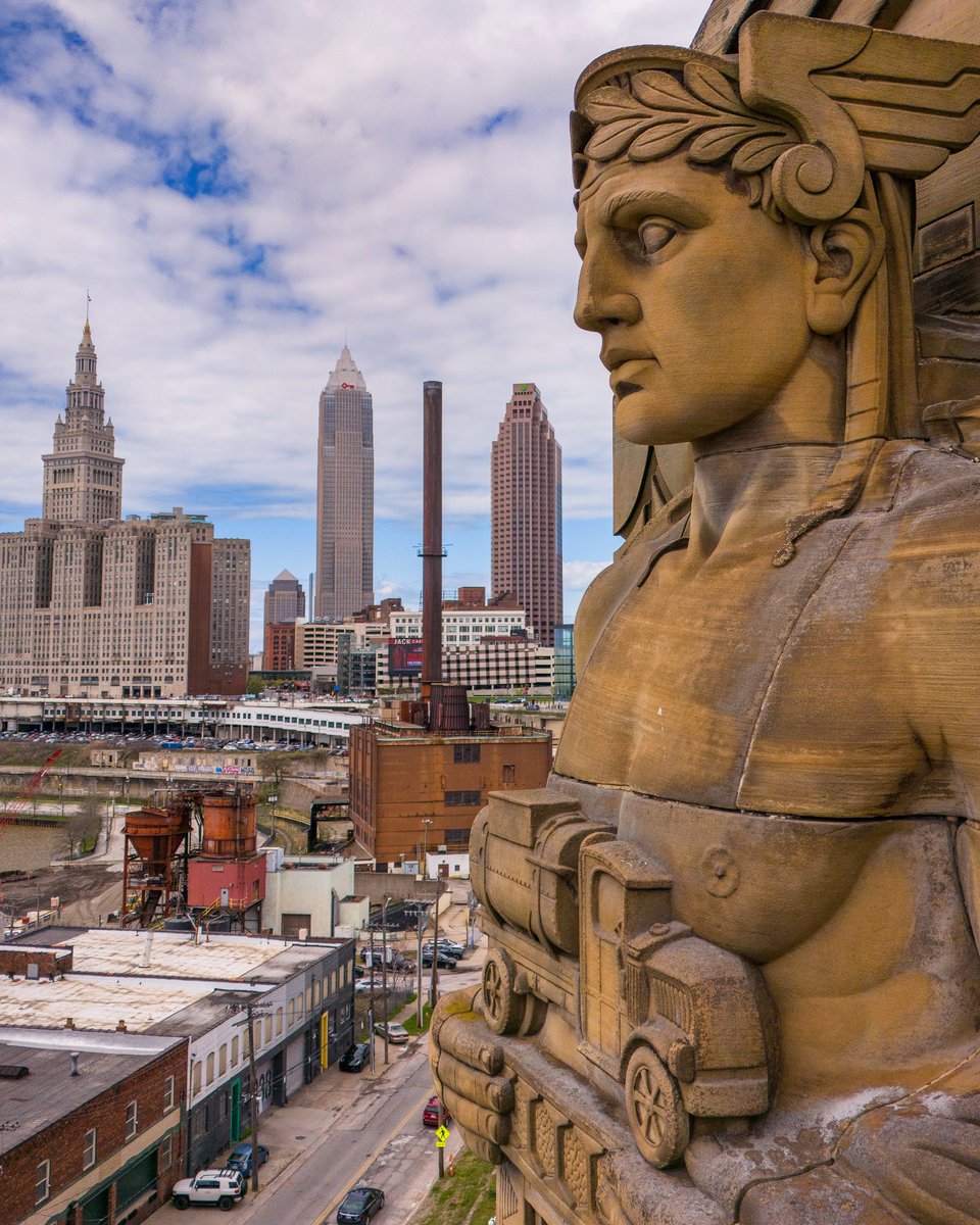 Korey_Smerk's tweet image. Each of the four figures weighs an impressive 46 tons and stands at a towering height of 43 feet! Crafted from local Berea sandstone, these monumental sculptures not only serve as guardians of the city but also as enduring symbols of strength and resilience. 💪🏼

#thisiscle