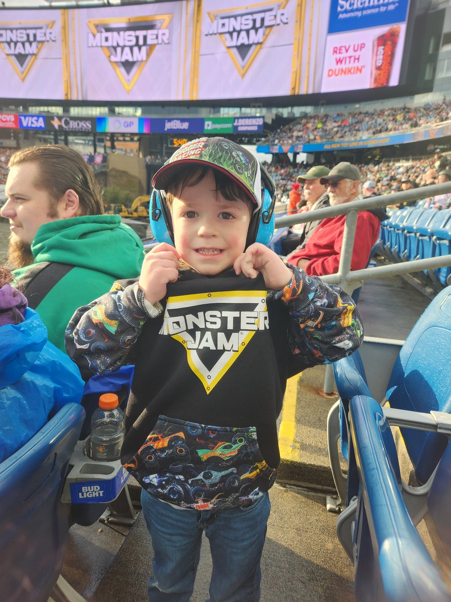 Kellyeli19's tweet photo. @MonsterJam at #Gillette #BenjaminMark is having a blast! @CaptainAndy87 #MonsterJam https://t.co/sUKS5uUNU9