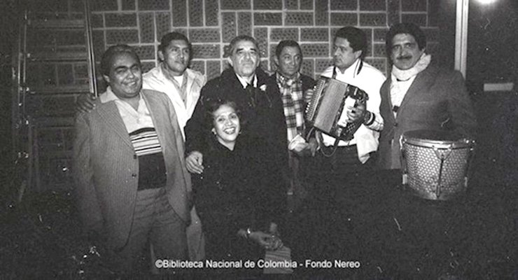 CarlosLinan's tweet photo. En diciembre de 1982, un grupo de provincianos hizo el que fue, tal vez, el viaje más largo de sus vidas, para acompañar a otro provinciano a recibir el premio más importante de la suya. 

Hoy les traigo una historia que conjuga vallenato y literatura.

 Va #hilo 🧵🪡 https://t.co/TzBUUyMS8W