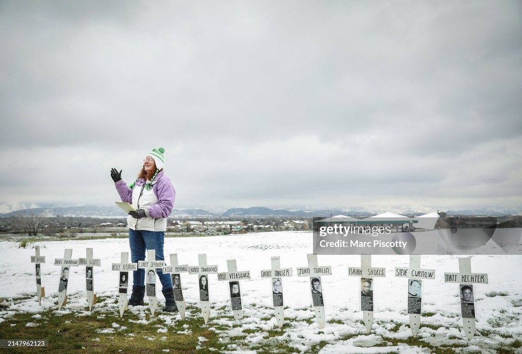 Visitors to the Columbine Memorial in Clement Park pay their respects on the 25th anniversary of the school shooting in Littleton, Colorado. 📷️: @piscottym