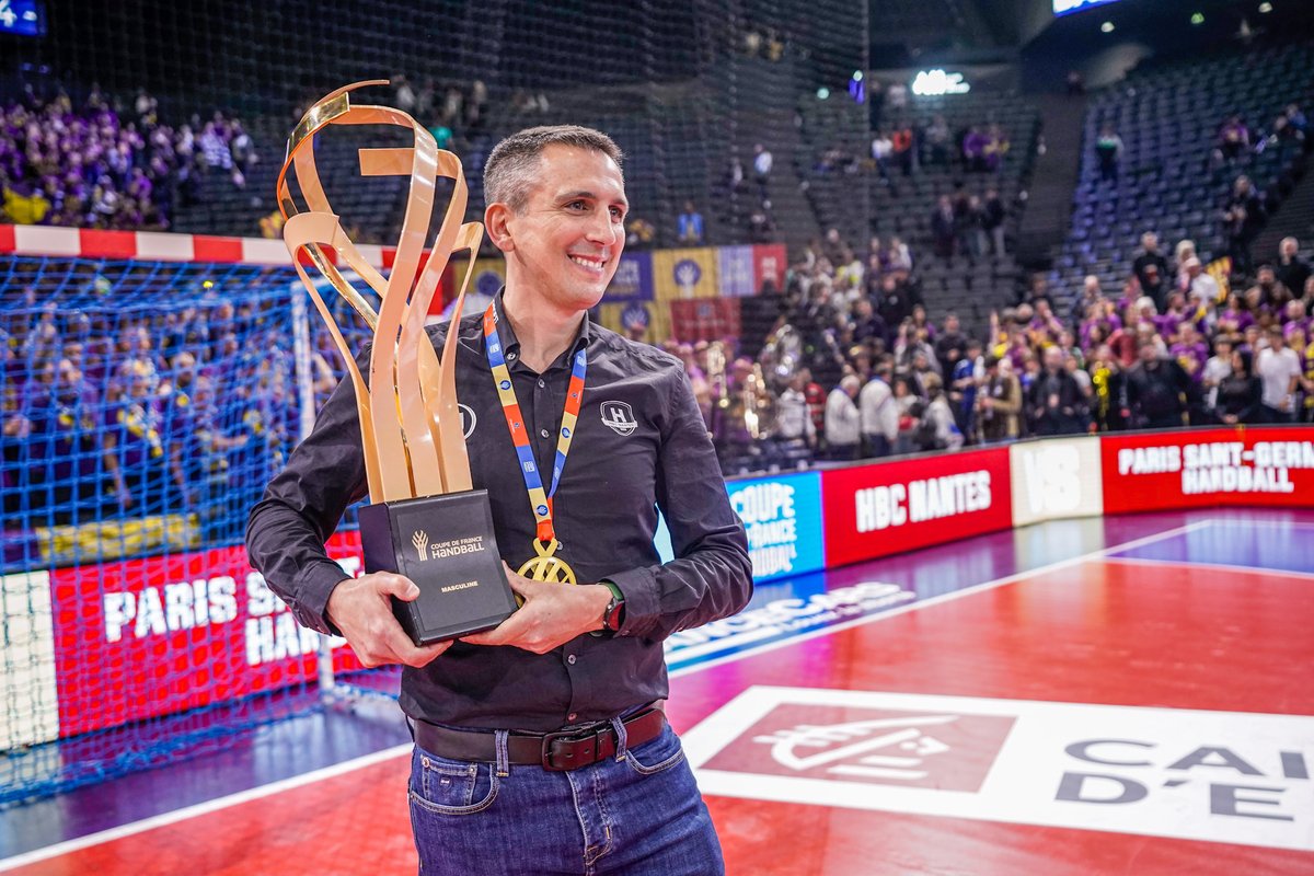 HBCNantes's tweet photo. 👏 Un immense bravo au coach, staff, et joueurs pour cette nouvelle performance. 

Vous avez été É-NOR-MES !

#UnMurVioletAbercy #HBCNPSG