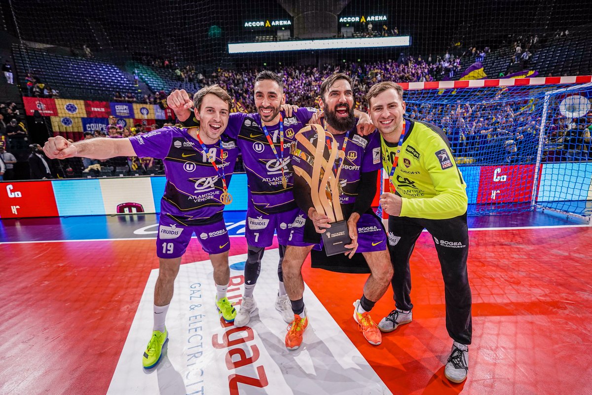 HBCNantes's tweet photo. 👏 Un immense bravo au coach, staff, et joueurs pour cette nouvelle performance. 

Vous avez été É-NOR-MES !

#UnMurVioletAbercy #HBCNPSG