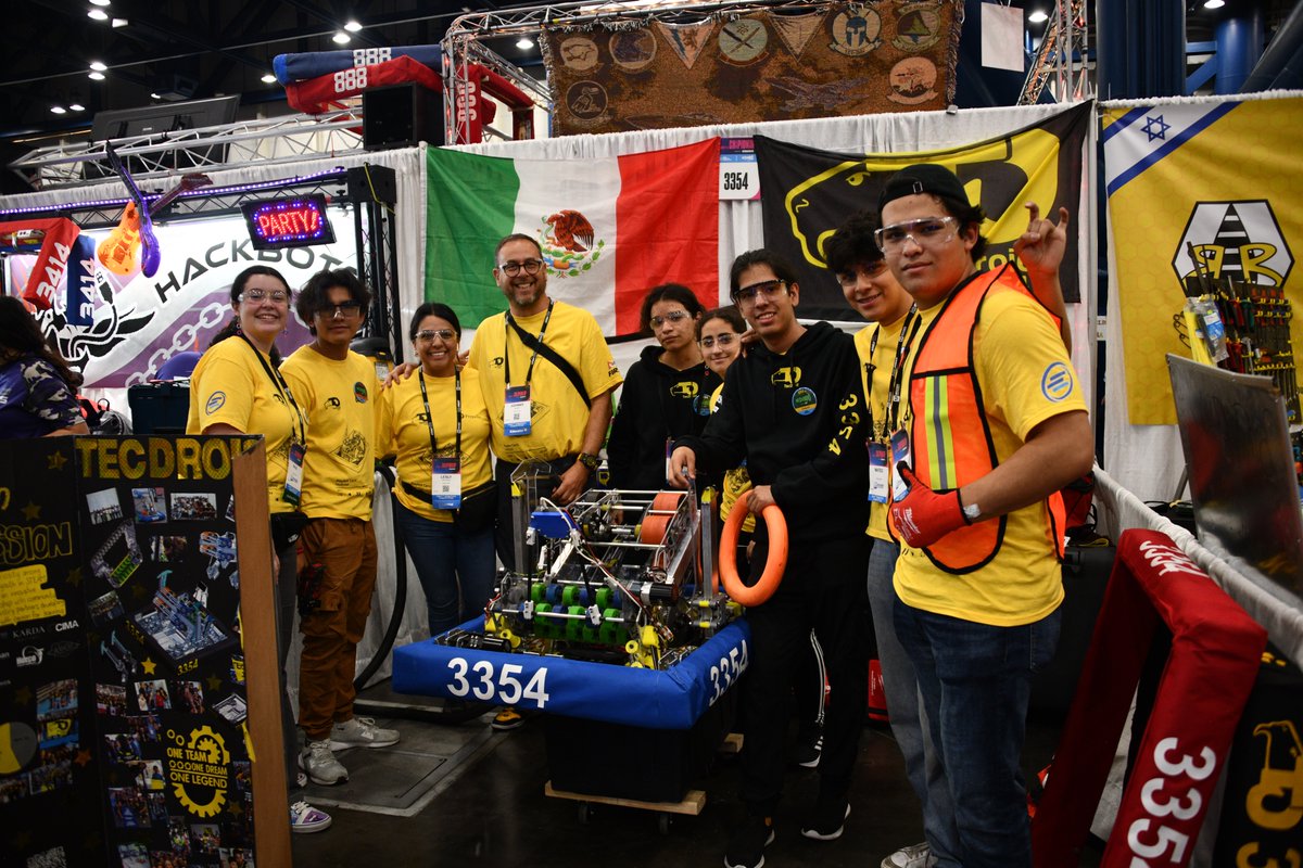 PrepaTecQro's tweet photo. Mundial FIRST 2024🤖 CRESCENDO Esto fue lo que nuestros estudiantes de PrepaTec Querétaro vivieron en Houston.🇺🇸
El equipo de TecDroid ⚡️reflejó su dedicación, esfuerzo y conocimiento. 👏🏼 Los felicitamos por llegar hasta el mundial y compartir su talento.
#TecDroid #FIRST https://t.co/NDHivutkZZ