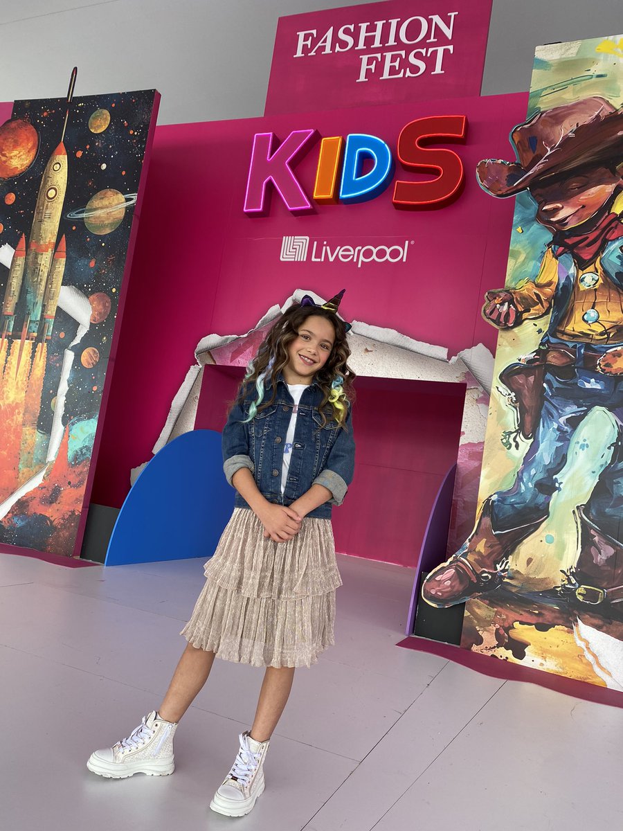 Y pensar que la primera vez que Laia desfiló en el #FashionFest de @liverpoolmexico tenía tan solo tres añitos… 🥺🥰 #TodoEnLiverpool 💕