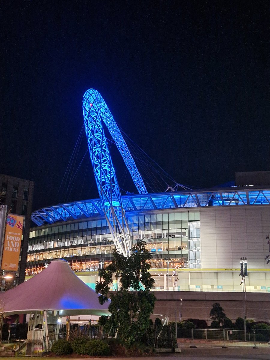 Wembley arch lit up in @ManCity colours tonight. Will it be sky blue tomorrow or red? #FACup