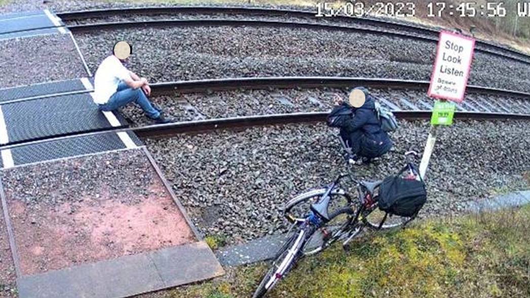 ❌ Railway tracks are not the place for a photoshoot.🤦‍♀️

#SafetySaturday