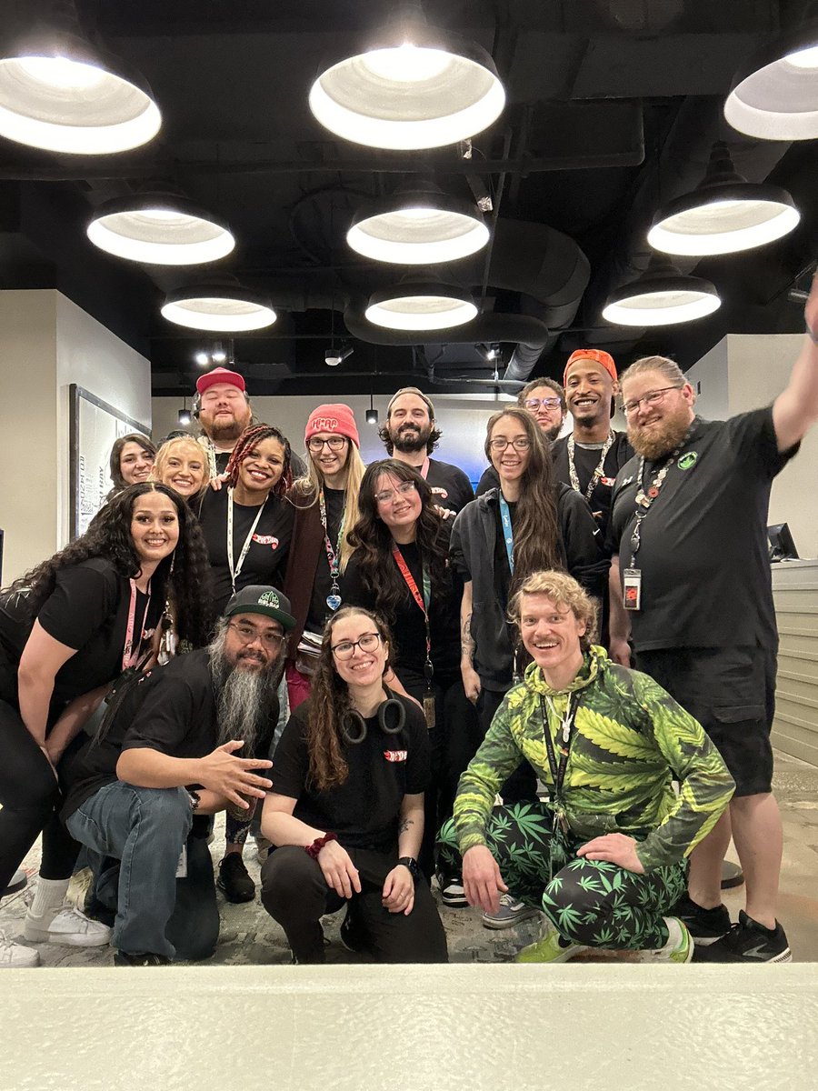ehonda500mob's tweet photo. Happy Holidaze from da ReLeaf Shop Crew! https://t.co/5GYnhg5IrE