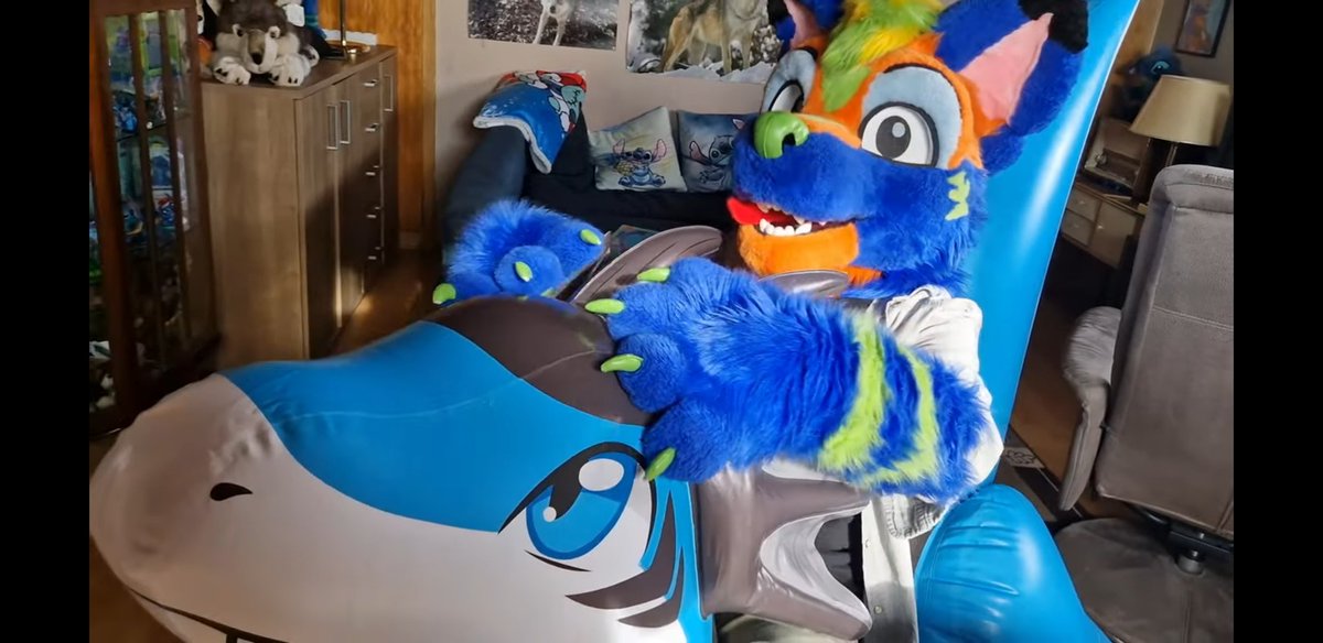 Blue Wolfie on Blue Dragon ! Happy #SqueakySaturday youtu.be/1fMJTaV8GNU?si… #inflatable #Furry #furryfandom #inflafur