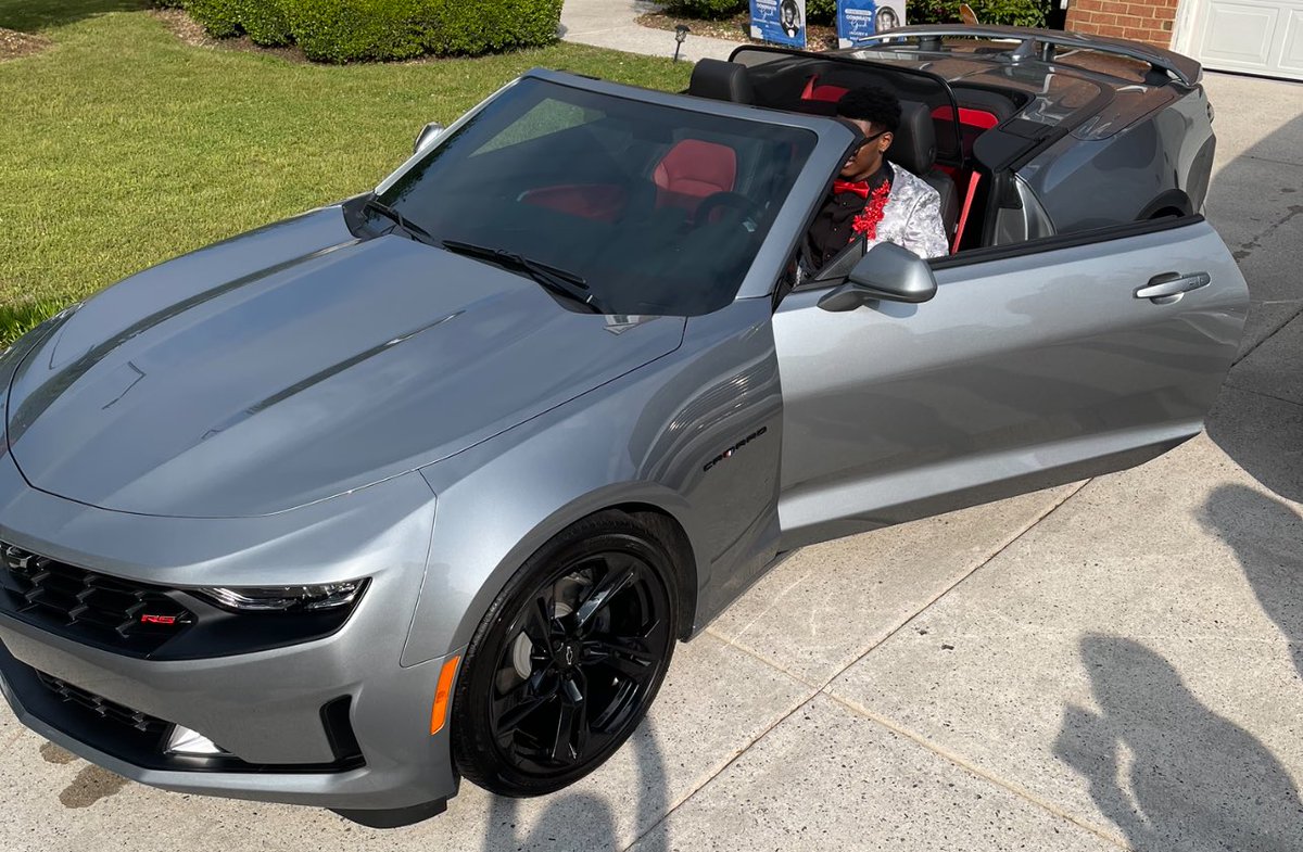 Lioness_luvv's tweet image. I like my top let back, let back, let back. #SeniorProm24