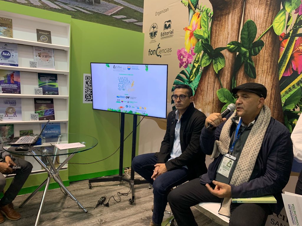 Unimagdalena's tweet photo. 📚El doctor Jorge Elías Caro, vicerrector de Investigación de la Alma Mater, junto al doctor Rodrigo Peñailillo, director de @AgendaCAF para Colombia y el área Andina, presentaron la colección ‘Santa Marta 500 años’ en la @FILBogota.

#UMTeCuenta https://t.co/kaQdYbADhc