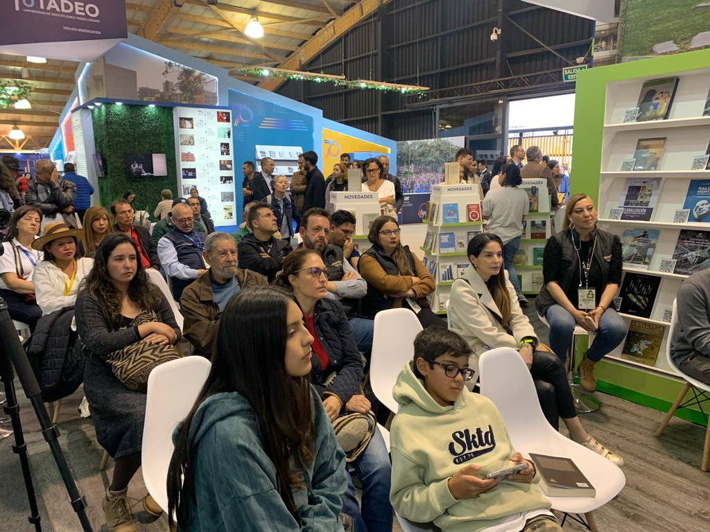 Unimagdalena's tweet photo. 📚El doctor Jorge Elías Caro, vicerrector de Investigación de la Alma Mater, junto al doctor Rodrigo Peñailillo, director de @AgendaCAF para Colombia y el área Andina, presentaron la colección ‘Santa Marta 500 años’ en la @FILBogota.

#UMTeCuenta https://t.co/kaQdYbADhc