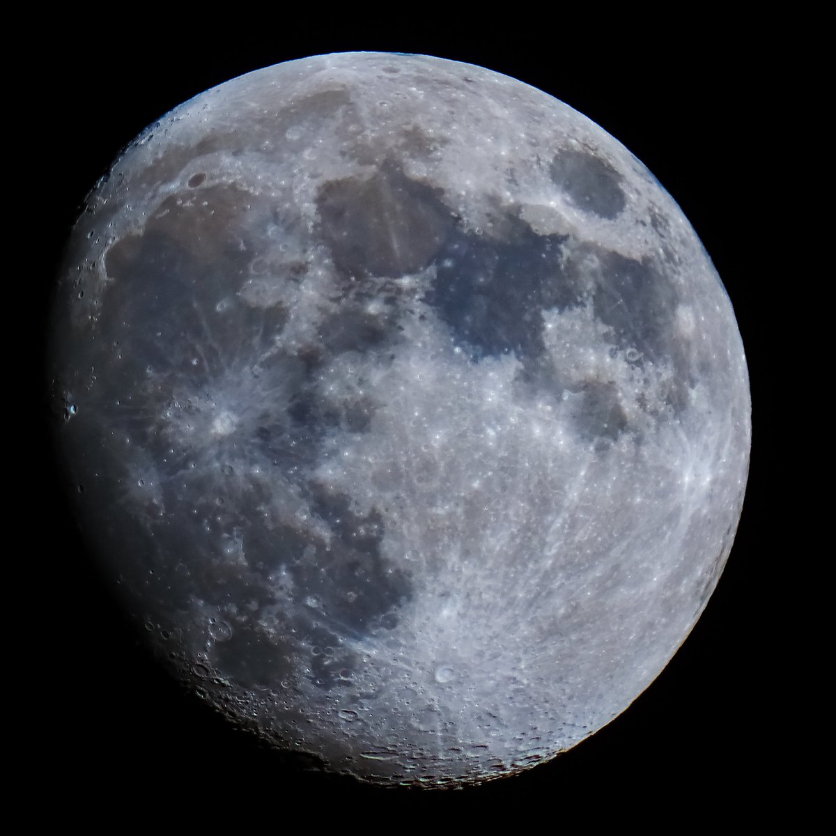 Tonight's mineral moon. 
Single jpeg. Iso100,f9,1/125second,840mm.
#MoonHour