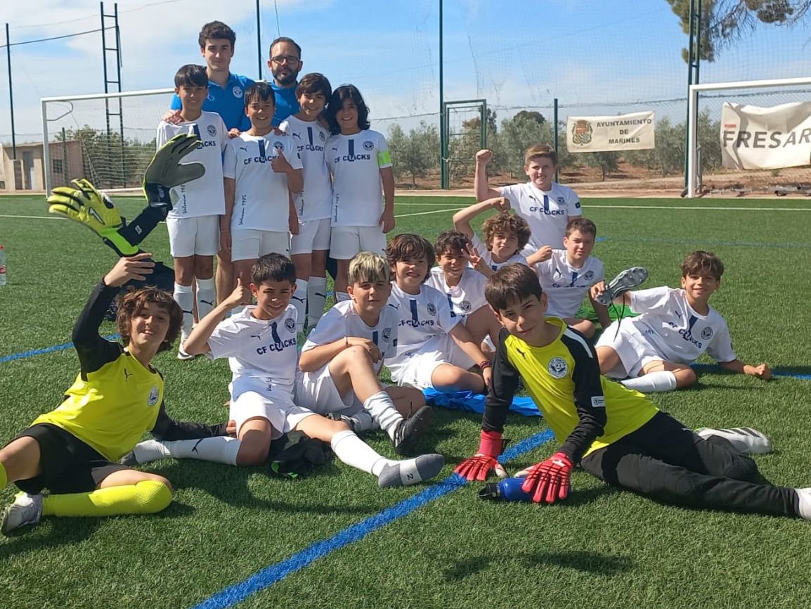 En los partidos se esta jornada de los equipos @CFCRACKS de F8, hasta el momento victorias de los alevines F y G que siguen luchando por los puestos de cabeza, del Benjamin C y de los PRE A, B y D. Alevin B y Benjamin E terminan en empate. Mañana domingo más partidos! Vamos!!⚪️🔵