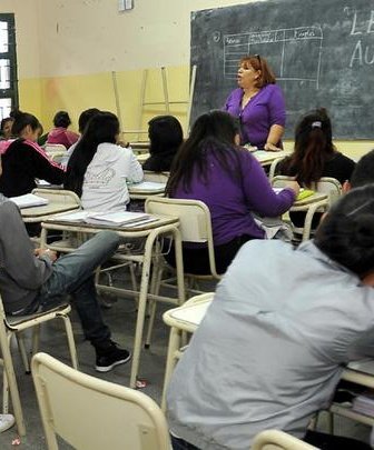 Argenpoirot's tweet photo. Un docente tiene 35 alumnos 
Un senador tiene 35 asesores 

Sueldo docente por trabajar de lunes a viernes y llevarse trabajo a la casa: $233.000
Sueldo senador por ir al Congreso 10 veces al año: $7.300.000

Cuidamos más al político q a quienes forman a las futuras generaciones https://t.co/KTe2l0QKQv