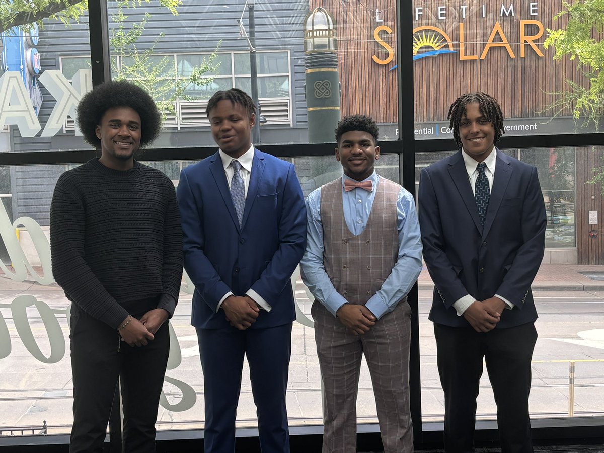 ugoapril2's tweet photo. @OmicronXiLambda Congratulations to all the Brandon C. Fauntleroy-McDowell Scholarship Recipients. Great young men doing excellent things.  Vice President Marlon presented awards. So great to be a part of this today. @ugoapril2 @DrJWilson1906 https://t.co/G5SbM1e82q