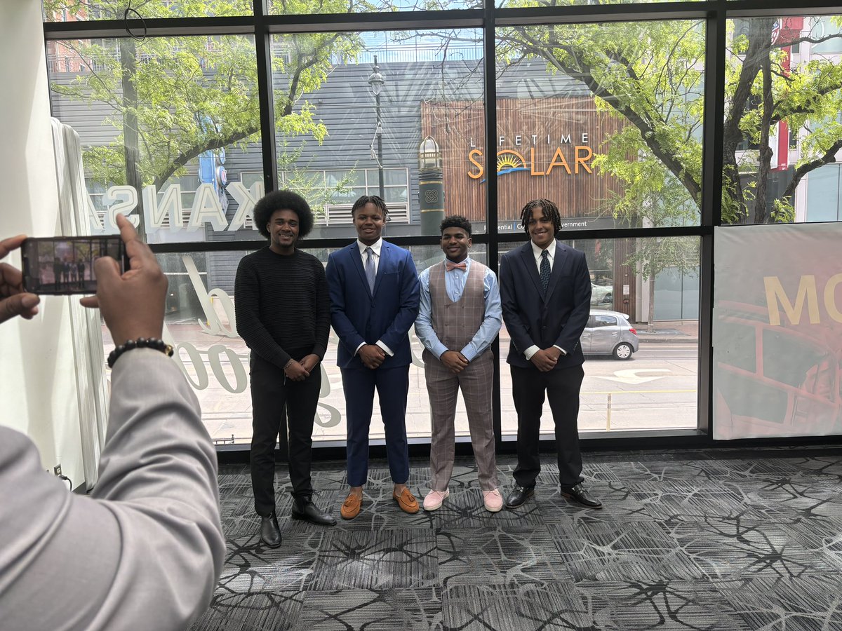 ugoapril2's tweet photo. @OmicronXiLambda Congratulations to all the Brandon C. Fauntleroy-McDowell Scholarship Recipients. Great young men doing excellent things.  Vice President Marlon presented awards. So great to be a part of this today. @ugoapril2 @DrJWilson1906 https://t.co/G5SbM1e82q