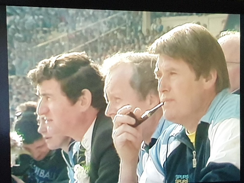 StanKeaton's tweet photo. 1987 #FACup Final...
@SpursOfficial v @Coventry_City 
Fella on the bench calmly pulling on his pipe... having a "condor moment" 
Happy days!! https://t.co/vwS18Eu7iI
