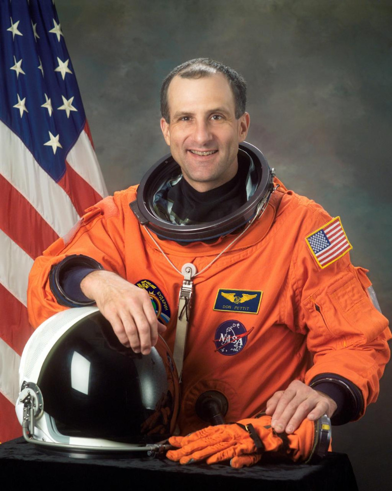 #HappyBirthday to ASE member @astro_Pettit, who has flown to space three times between 2002 and 2012 (STS-113, STS-126, and Soyuz TMA-03M) as part of trips and expeditions to the @Space_Station (Expedition 6 and Expedition 30/31)!