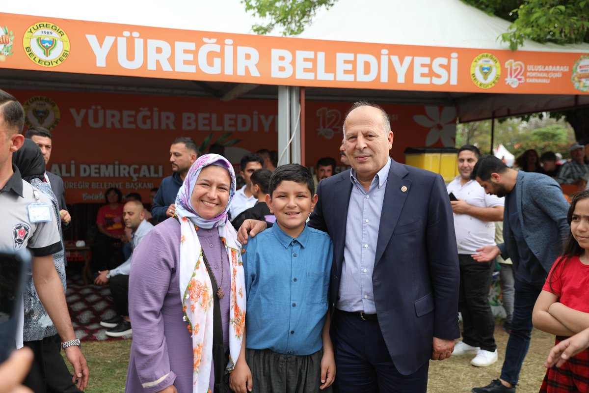 Portakal Çiçeği Karnavalı için hazırladığımız standımızda hemşehrilerimiz ile bir araya geldik. Binlerce misafirin şehir dışından katılım gösterdiği, kentteki otellerimizin tamamen dolduğu, portakal çiçeği kokusu ile bezenmiş sokaklarında herkesin özgürce eğlendiği bu karnaval