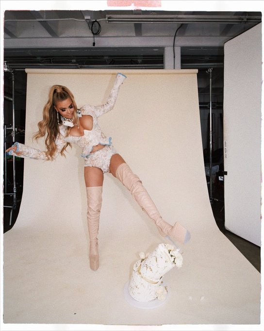 when u asked 4 chocolate cake 🎂😂 https://t.co/nswnqbSr2P