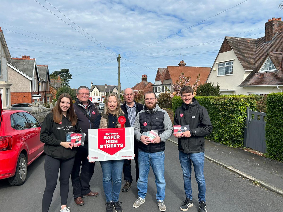 Really positive response on the #LabourDoorstep in Prestatyn this morning for the fantastic @becky_gittins. The message was clear — time for a General Election and to elect a @UKLabour Government! 🏴󠁧󠁢󠁷󠁬󠁳󠁿🌹🇬🇧