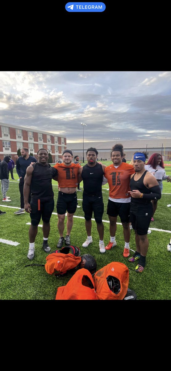 LemondChambers6's tweet photo. First spring ball szn in the books. Couldn’t have done it without these guys 🧡! https://t.co/z5Lq3xfOTH