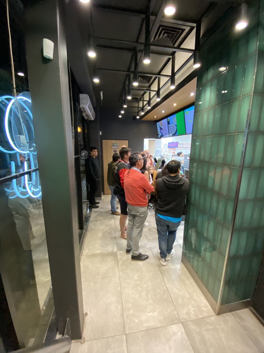 Carlaaa026's tweet photo. @papajohnschile hola! Ayer realicé un pedido para retirar en la suc de irarrázaval 4949, tenían el DESPELOTE. Nadie respondía, a los 20 min avisaron que no estaban vendiendo, los pedidos estaba retrasados y me tuvieron esperando mas de 40 min para al final reembolso. https://t.co/vWHqLip9Bo
