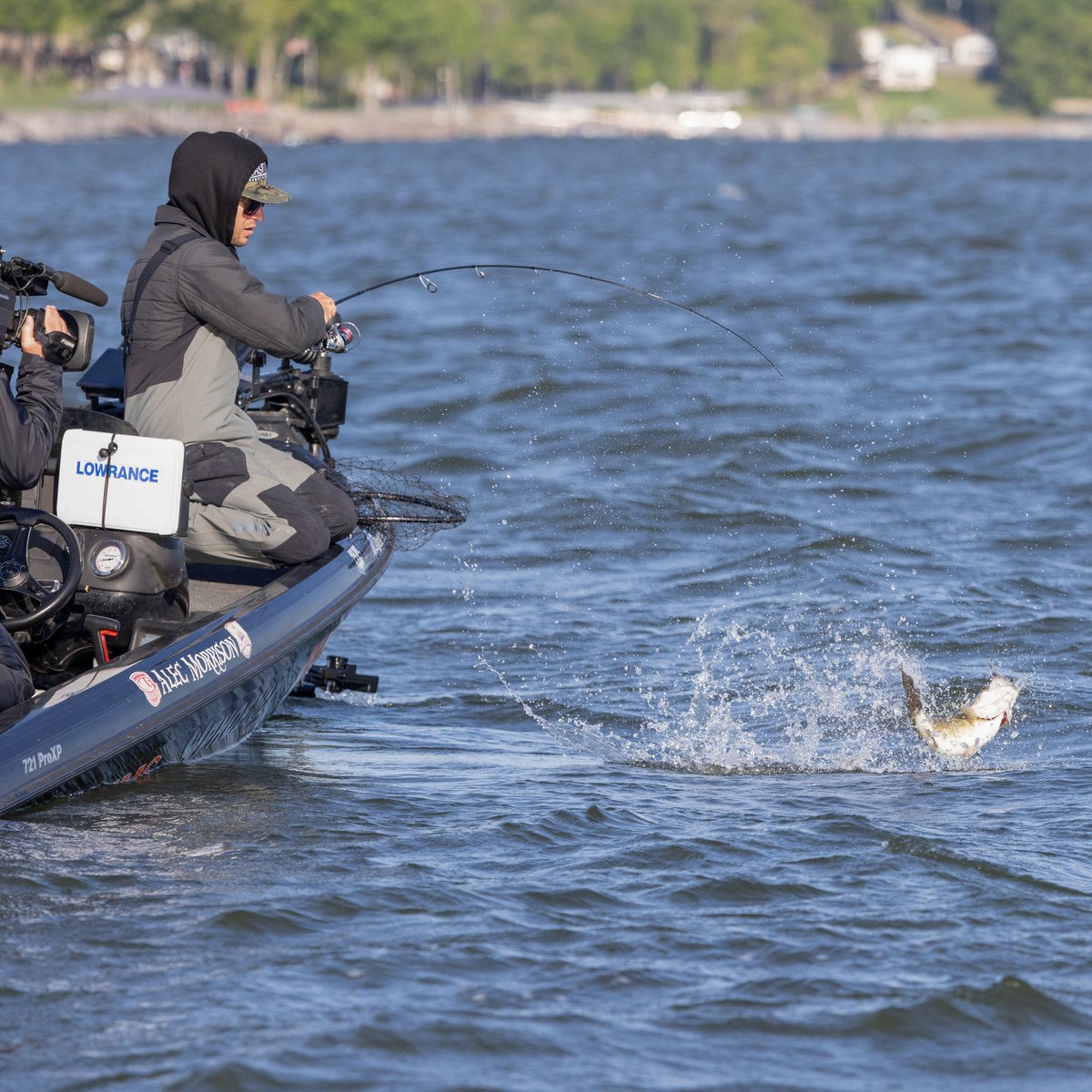 Alec Morrison is putting on a show at Kentucky Lake but the smallies are doing their best to upstage him. Is there anything better than smallmouth acrobatics? If you want to see more from @TackleWarehouse Presented by @phoenixbassboat Stop 3, tune in to MLFNOW! right now.