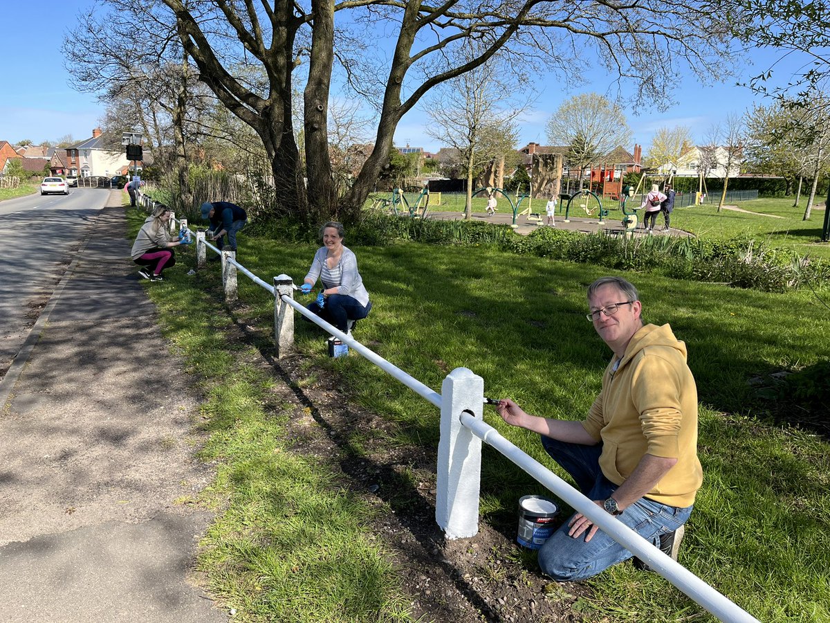 bromsgroverob's tweet photo. A big thank you to all our brilliant volunteers who helped us smarten up Lickey End Recreation Ground today! #GetInvolved #Bromsgrove https://t.co/znbxBTHBVZ