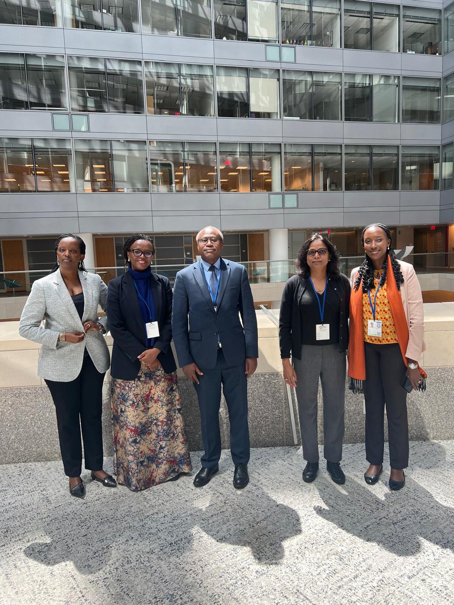 Ministers @undagijimana and @J_Munyeshuli met with members of the Common Wealth Secretariat to discuss potential areas of cooperation including Resilience Sustainability Trust, Debt Sustainability, AI academy and Fintech, in preparation of next CHOGM meeting