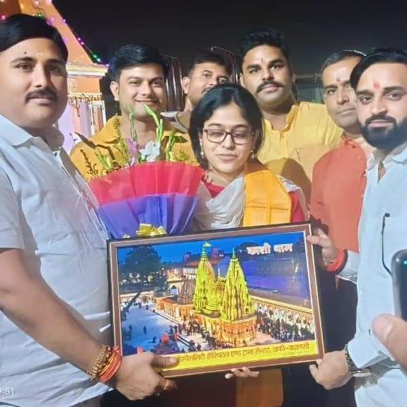 babbupost's tweet photo. बड़े भैया उपेन्द्र त्रिपाठी की बेटी यूपीएससी में 149वी  रैंक से सफल होने और आईपीएस बनने पर बिटिया  कृति त्रिपाठी को  सम्मानित किया गया। https://t.co/SVKPqcWvHR