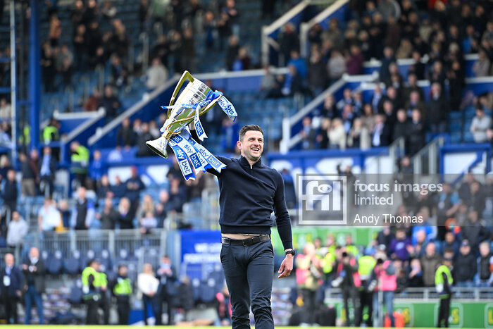 Some final photos of John Mousinho lifting the @SkyBetLeagueOne trophy in front of the Fratton End.

Taken for @FocusImagesLtd 

@PompeyNewsNow #pompey