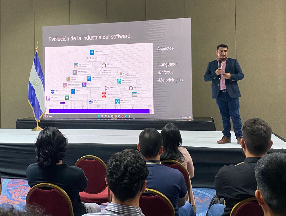 aveotero's tweet photo. Esta semana tuve la oportunidad de dirigirme con @norttechlabs y @CASATIC_SV a más de 100 Jóvenes Developers, y compartirles un poco sobre la "Evolución y #Oportunidades en Industria del #DesarrolloDeSoftware" 🧑🏻‍💻en un evento organizado por la @Innovacion_SV, fue impresionante ver a jovenes #ingenieros muy comprometidos y dispuestos a cambiar el futuro de El Salvador @danielmendezsv.
¡El Futuro es Brillante!

#ElSalvador en su renacimiento está viviendo ese único momento donde el talento y la oportunidad están convergiendo, gracias a Dios y las políticas de nuestro presidente @nayibbukele
