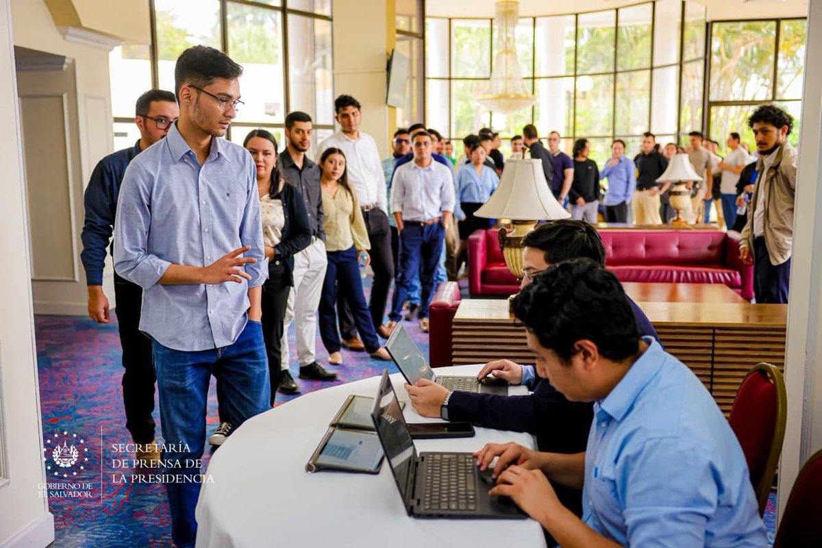 aveotero's tweet photo. Esta semana tuve la oportunidad de dirigirme con @norttechlabs y @CASATIC_SV a más de 100 Jóvenes Developers, y compartirles un poco sobre la "Evolución y #Oportunidades en Industria del #DesarrolloDeSoftware" 🧑🏻‍💻en un evento organizado por la @Innovacion_SV, fue impresionante ver a jovenes #ingenieros muy comprometidos y dispuestos a cambiar el futuro de El Salvador @danielmendezsv.
¡El Futuro es Brillante!

#ElSalvador en su renacimiento está viviendo ese único momento donde el talento y la oportunidad están convergiendo, gracias a Dios y las políticas de nuestro presidente @nayibbukele