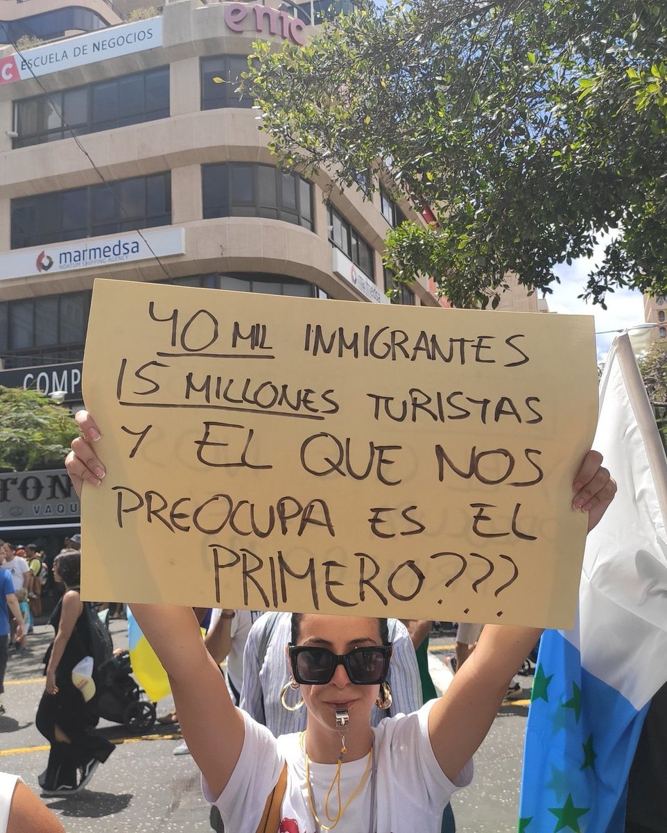 Quizás me equivoque pero una persona que levanta este cartel, en Canarias, no puede ser más que empleado público y de izquierda. Incompatible con el emprendimiento y la creación de riqueza.
