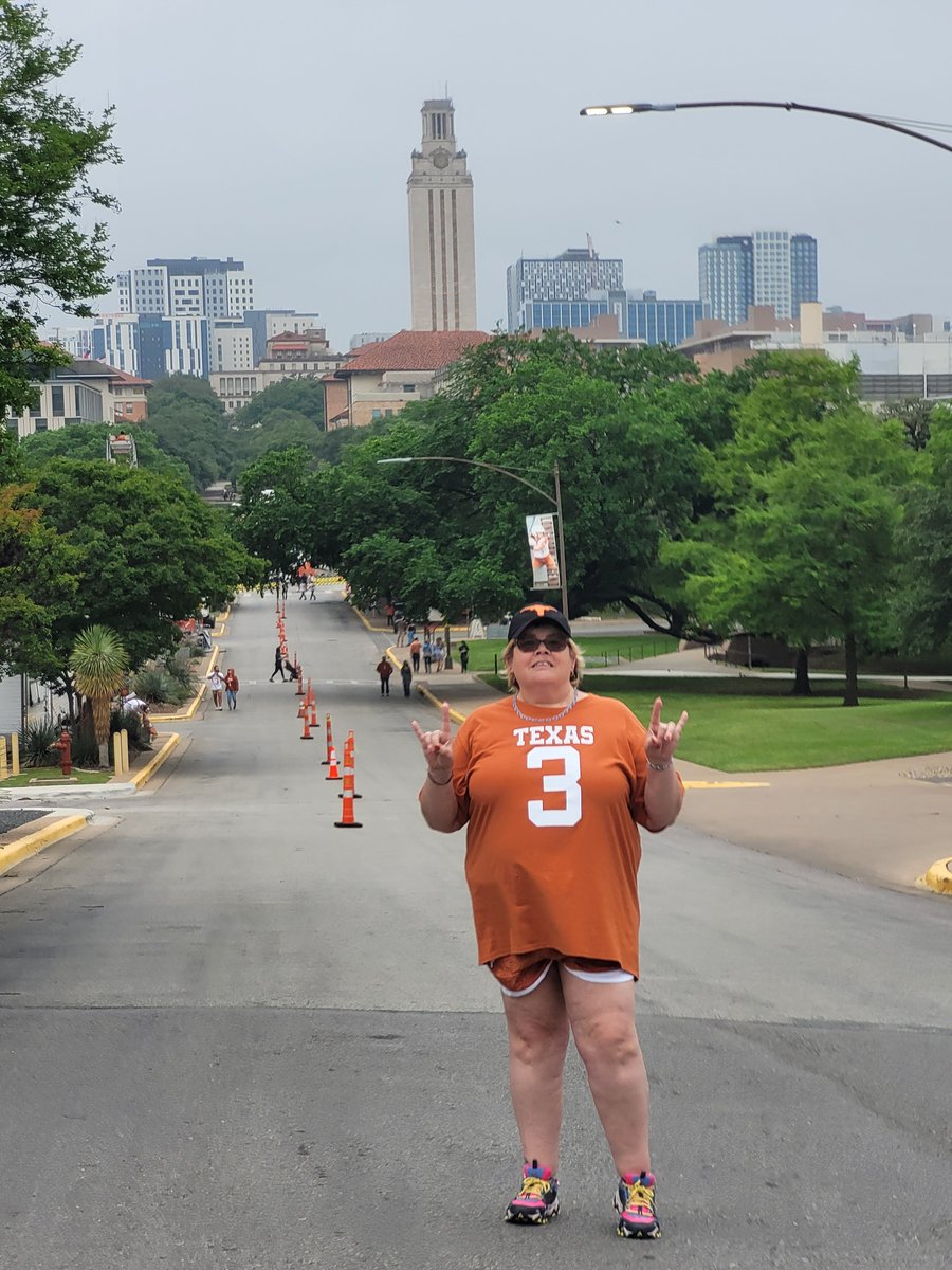 spoodog31's tweet photo. #HookEm #LightTheTower @TexasLonghorns https://t.co/Ac1xzLWgIr