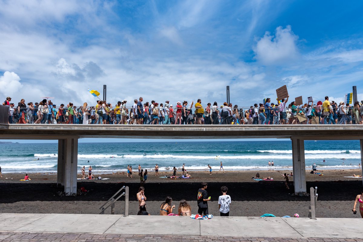 GALERÍA | Fotos de la manifestación #CanariasTieneUnLímite en Gran Canaria. 📍 El paseo de Las Canteras, abarrotada de gente.