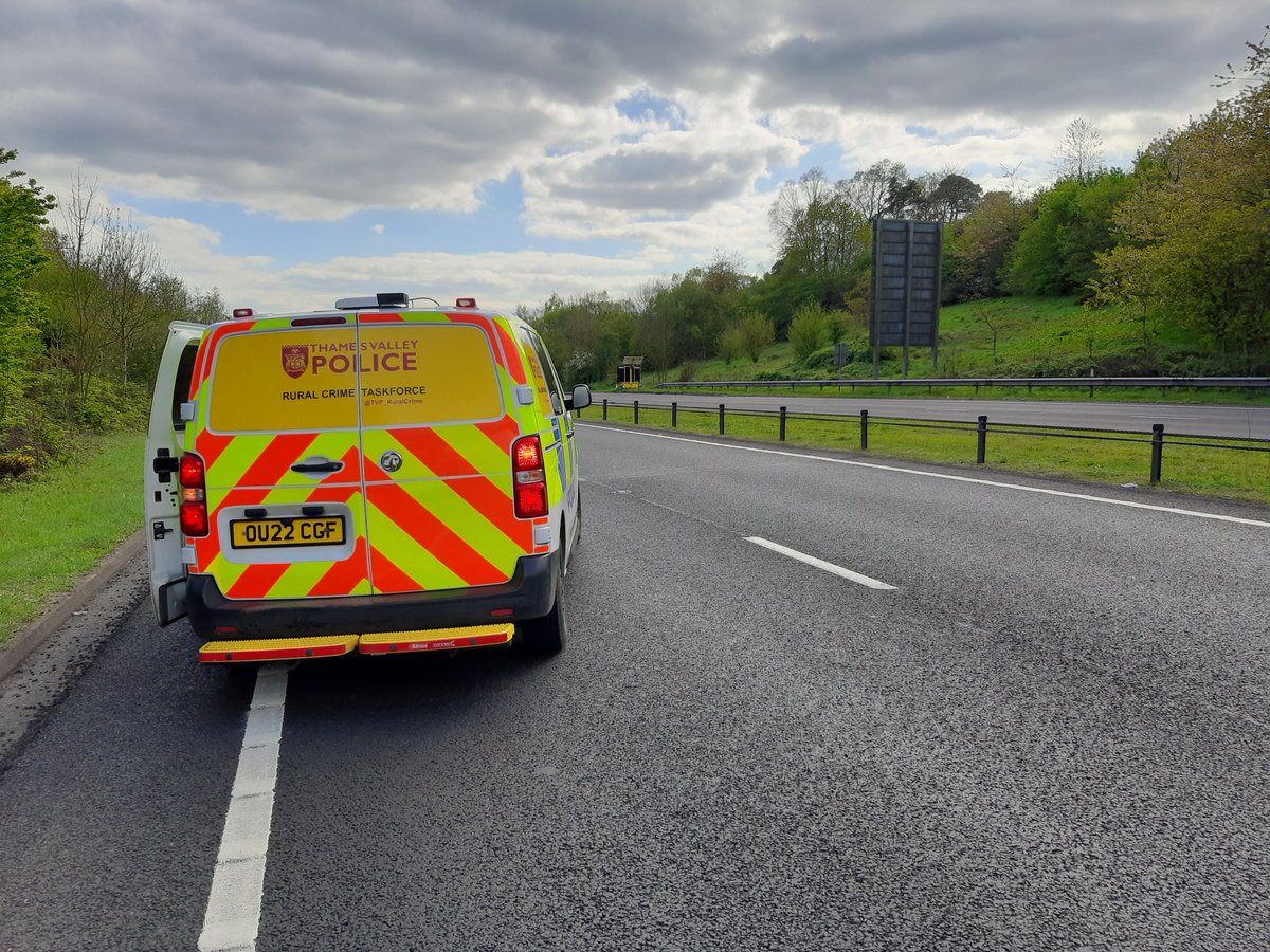 SC McManus and S/Sgt Hill assisted with a vehicle recovery on the A34. It was concerning that despite cones, emergency lights and hard stares from S/Sgt Hill, a number of motorists were very late in moving to the right hand lane. TVP Specials always happy to help!