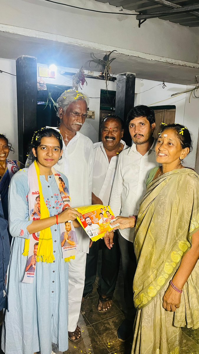 raja_varupula's tweet photo. మా బంగారు తల్లి ఎన్నికలు ప్రచార కార్యక్రమం కూడా విజయవంతం చేయాలి అని ప్రతీ ఒక్కరినీ కోరుకొంటున్నాను.(2/2)
#TDPJSPBJPWinning #BabuSuper6 #TDPforDevelopment #PrajaGalam #MyFirstVoteForCBN #EndOfYCP #JaganLosingBIG #VarupulaForPeople #VarupulaRajaLivesOn #Varupula https://t.co/ZpuYVUrani