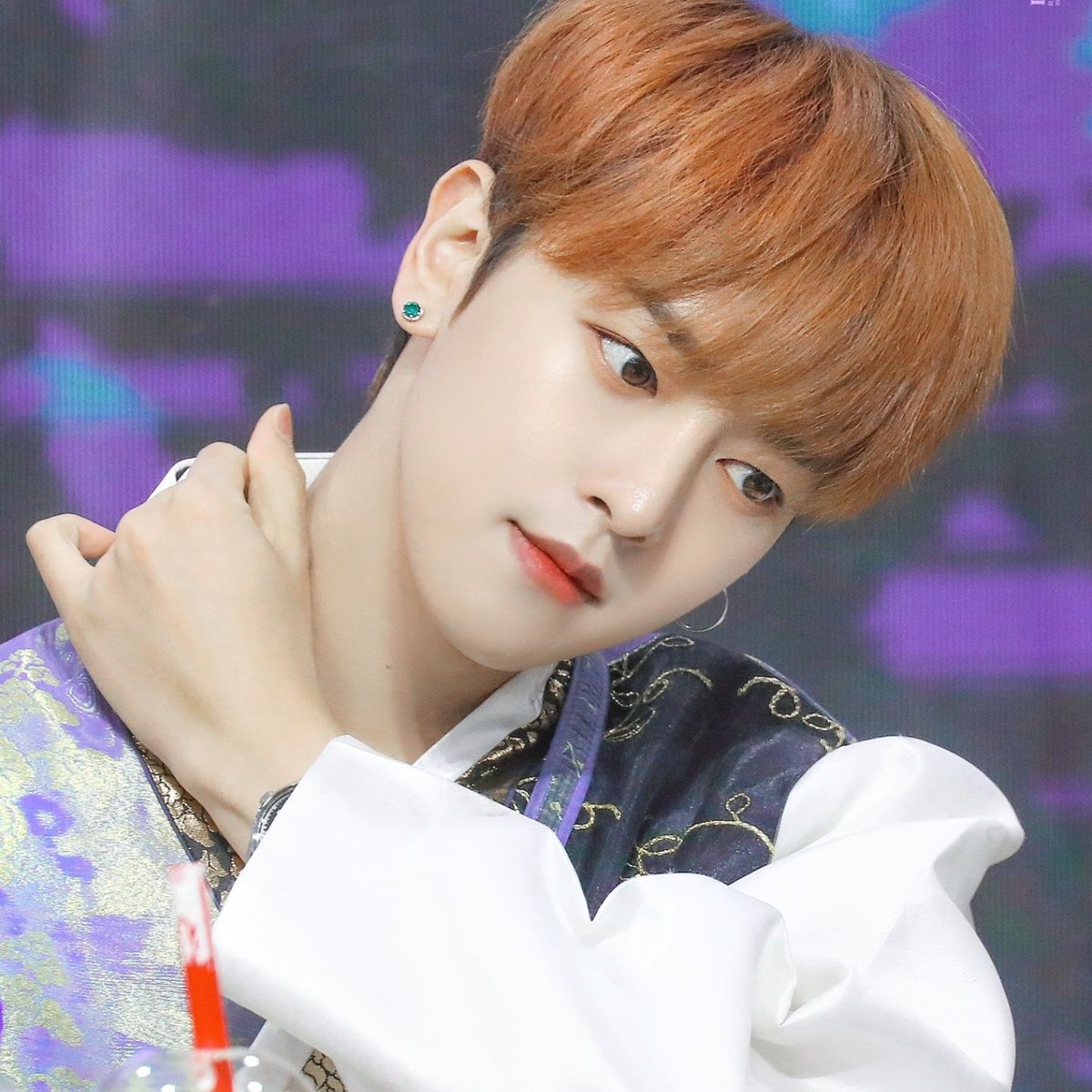RAVNRchiVeMomen's tweet photo. Sweet Moment with #RAVN 
#RV_Model

Another example of his awesomeness. 

#레이븐 #김영조 #レイブン #raflame #RV #RA #RF #pls9 https://t.co/Fq4PBjDumq