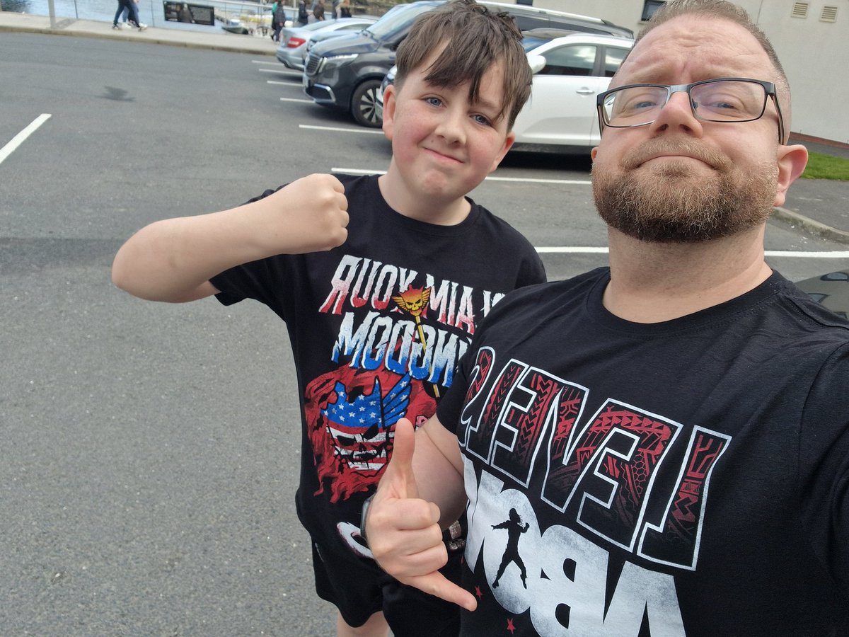 MaxmiusPrime81's tweet photo. Repping @CodyRhodes and @WWERomanReigns at #wwebelfast https://t.co/psY5ktddw9