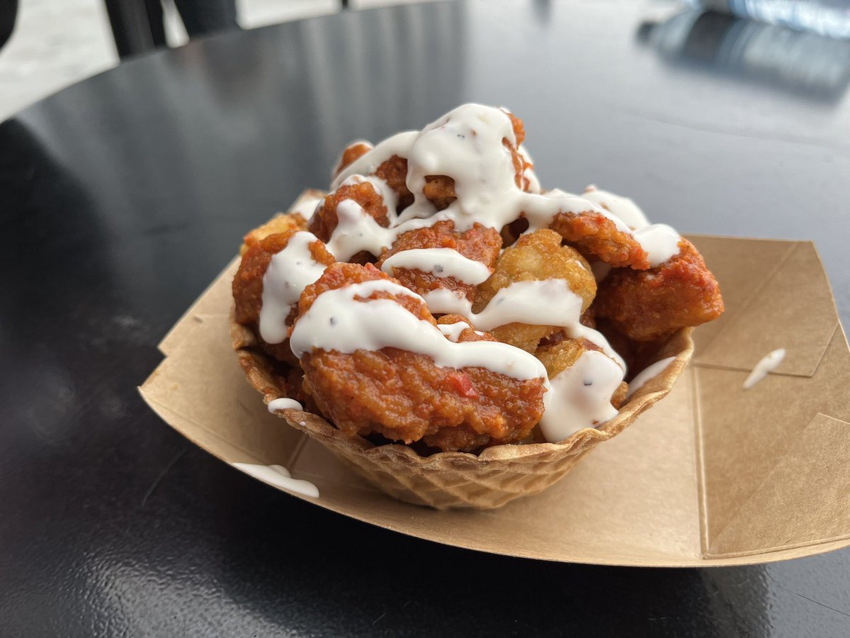 Shoutout to @FootyScran! Rojiblanco Chicken at @atletiOttawa • Spicy chicken, tater tots and ranch drizzle in a waffle bowl 🔥 $11 CAD (€7.50)