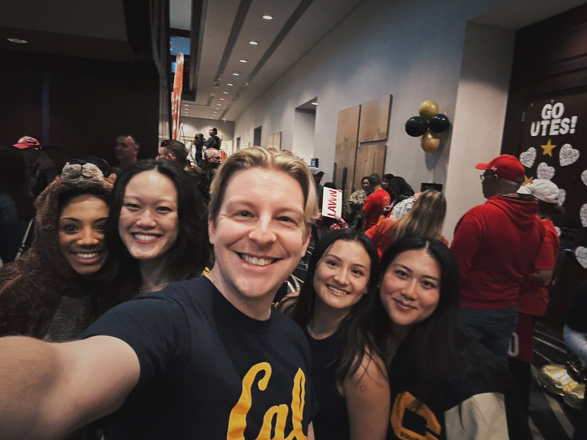 caseymagnesium's tweet photo. Legends only! @kageorge98 @nina_schank @EmiWatterson @vic_salem #gobears https://t.co/oAPQjssNZs