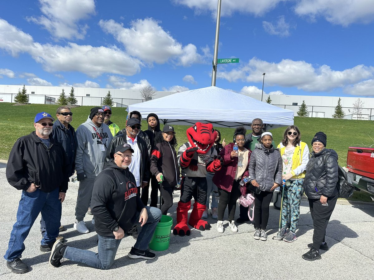 Spring Day of Service @RichTownshipHS teams & clubs & more than 50 students served at 7 locations around our community. Even @RichieTheRaptor earned his service learning hours! #StudentDayOfService @RTHS_Athletics @philboyte @RTHS_Poms_Dance @DrJohnnieThomas @MrV_history @GUNBY4