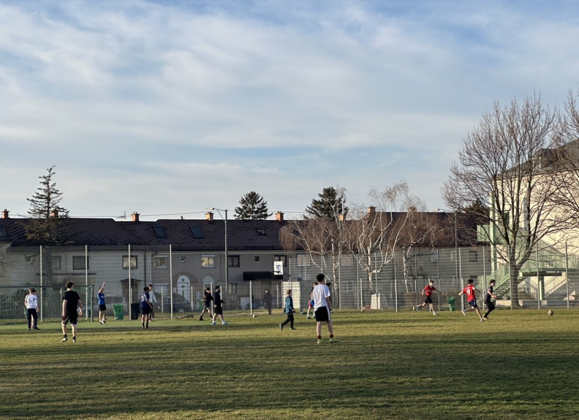 MartinKaindel's tweet photo. Wo sollen denn dann die #Kinder ihre Freizeit nach Vorstellungen der #Politik verbringen??? Auf der Straße oder im Einkaufszentrum??? 1x konnte man das Zusperren des Sportplatzes verhindern, jetzt will dort Politik #Containerklassen aufbauen 🥶 @chriswiederkehr @corinnamilborn https://t.co/MUzWD2lhN4