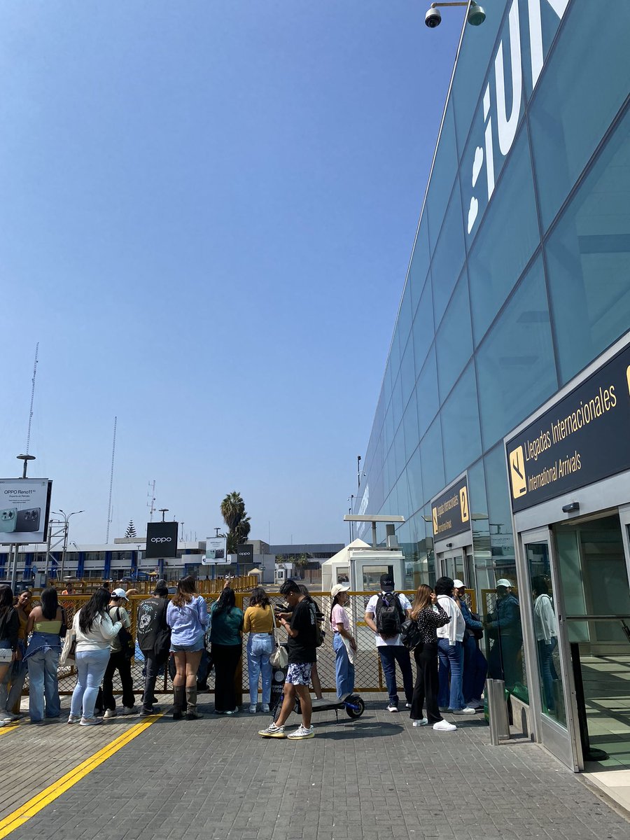cafeconmil's tweet photo. Ya está llegando la gente para recibir a los Jonas brothers, que regresan después de 14 años a mi lindo Perú, MI PAÍS MI PAÍS 🇵🇪🇵🇪
#JonasBrothers #Lima https://t.co/EDOkwdIEIh