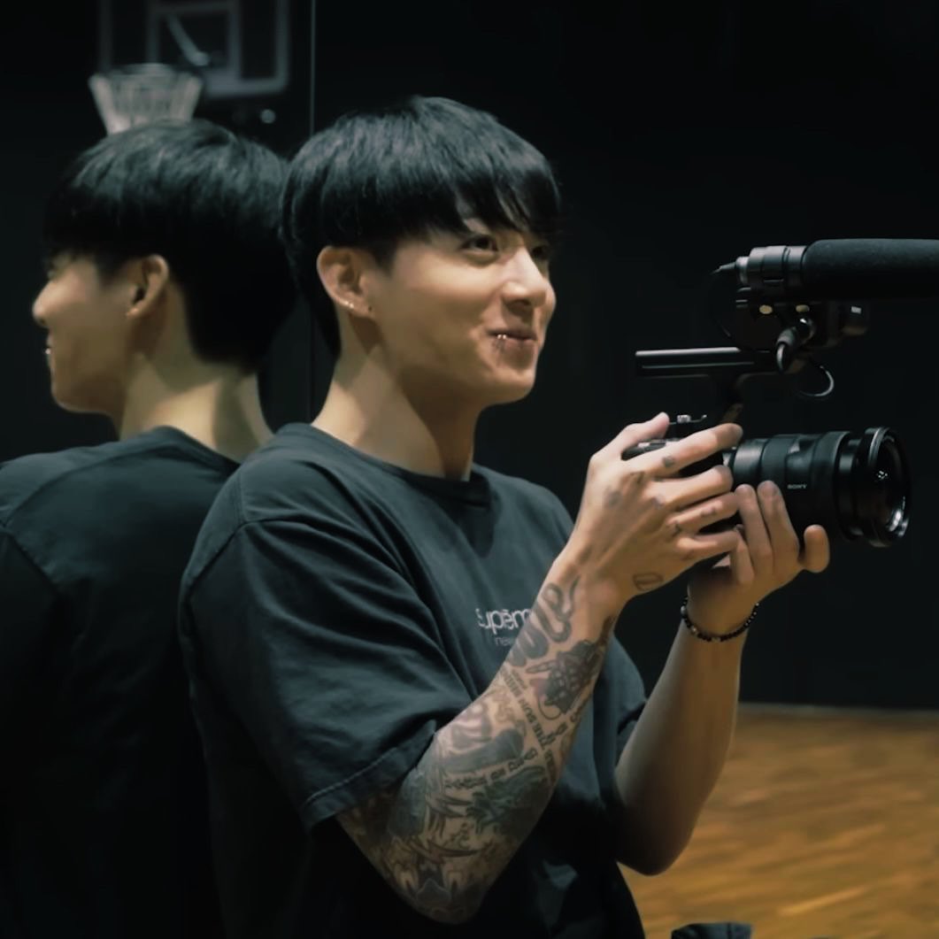 "Tattooed golden retriever"🥹