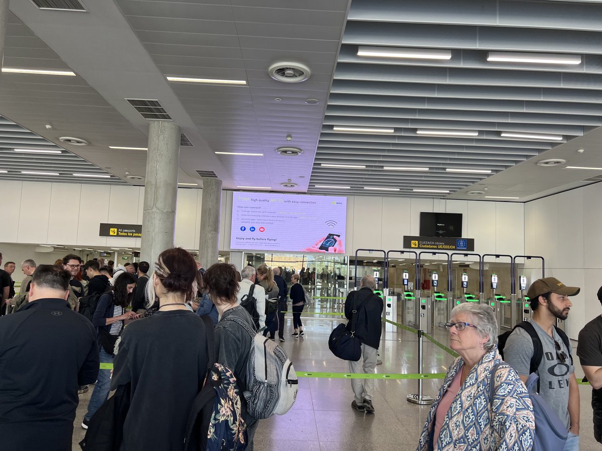 No-one in the EU passport queue at Seville airport yet long queues for non-EU. Thanks Farage, Johnson, Gove et al 🙄 #Brexit